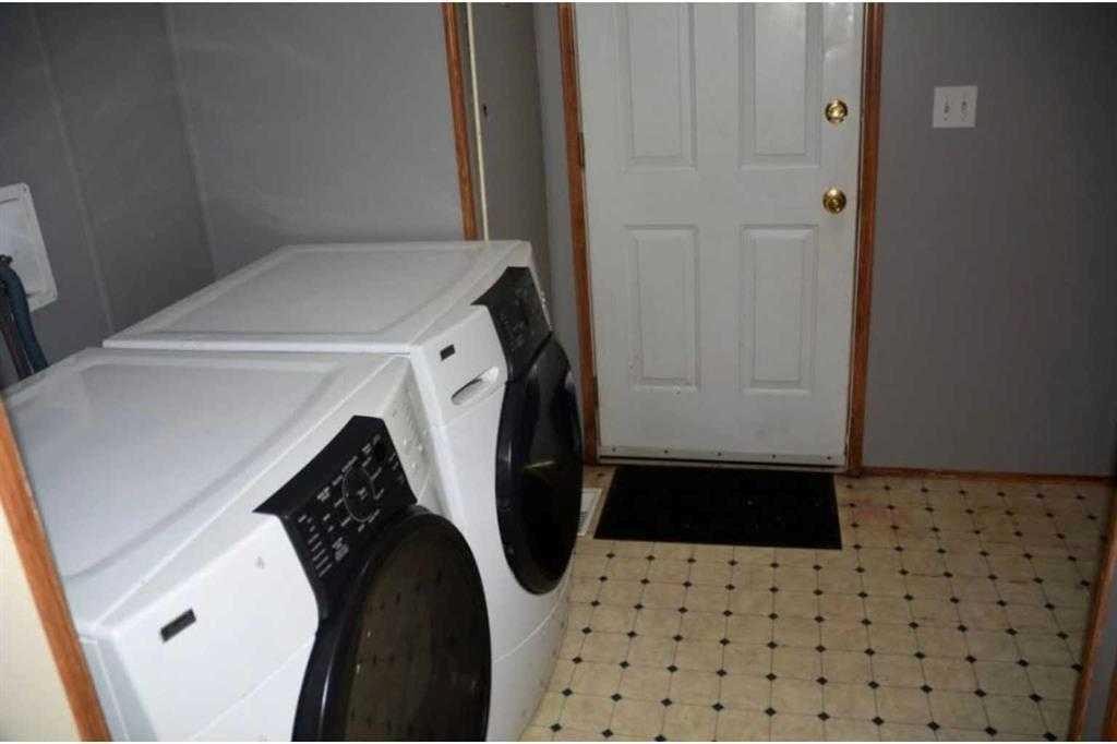 9718 108 Avenue, Clairmont, AB - Indoor Photo Showing Laundry Room
