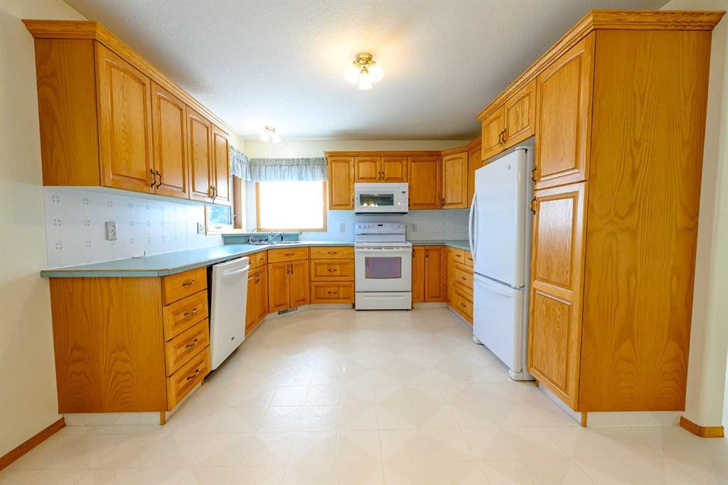 723060 Range Road 62, Clairmont, AB - Indoor Photo Showing Kitchen