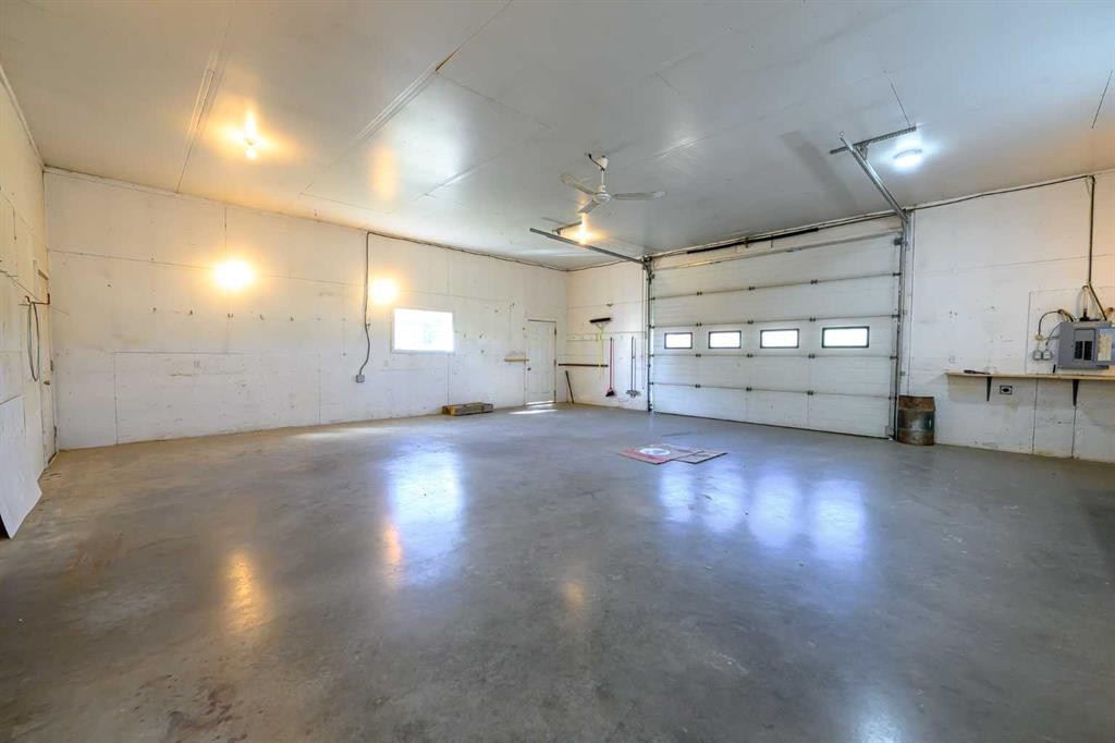 723060 Range Road 62, Clairmont, AB - Indoor Photo Showing Garage