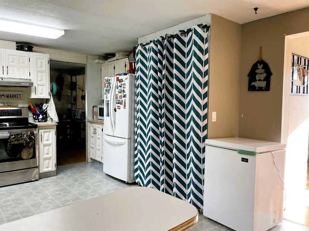 4521 50 Avenue, Grimshaw, AB - Indoor Photo Showing Kitchen