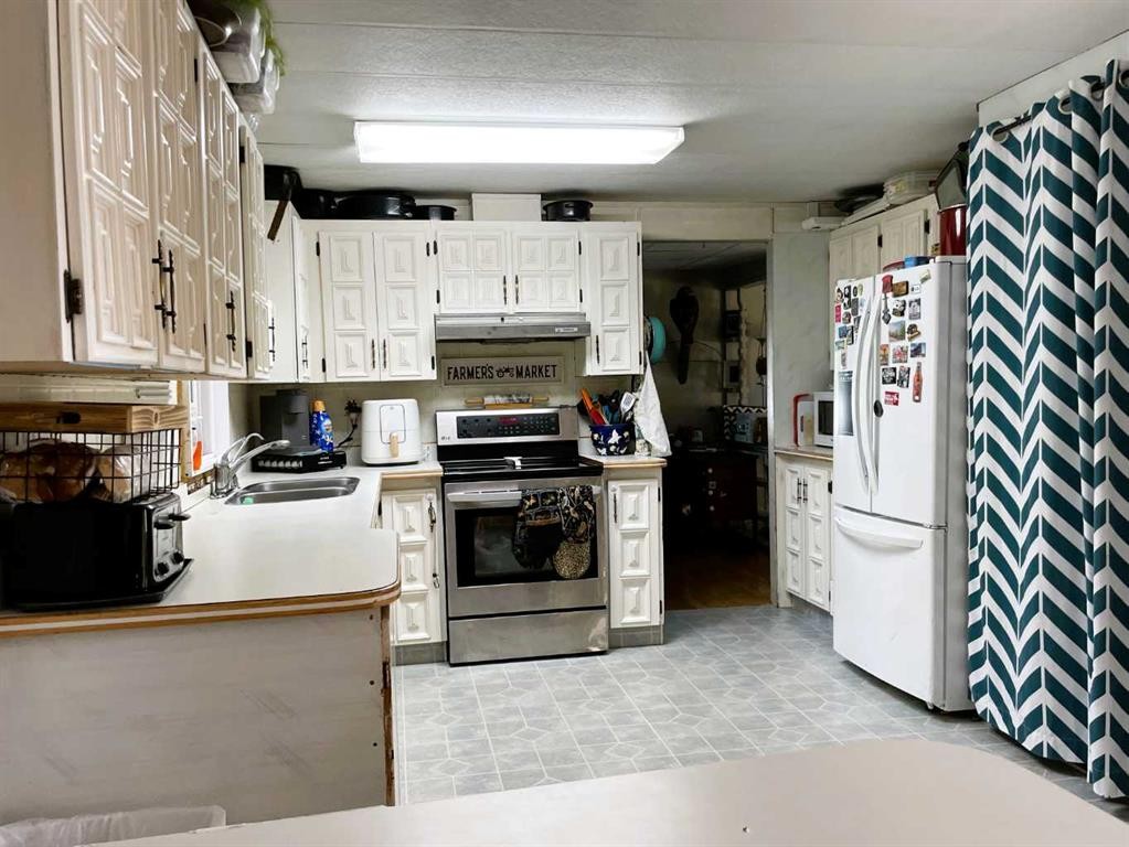 4521 50 Avenue, Grimshaw, AB - Indoor Photo Showing Kitchen With Double Sink