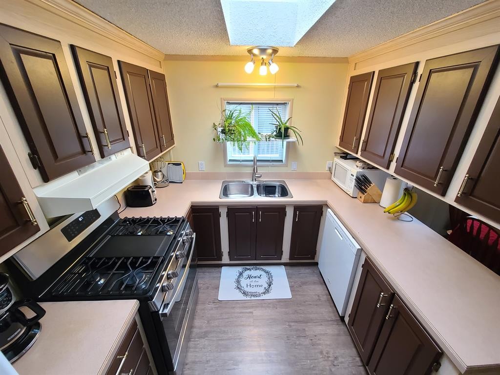 9909 80 Avenue, Peace River, AB - Indoor Photo Showing Kitchen With Double Sink