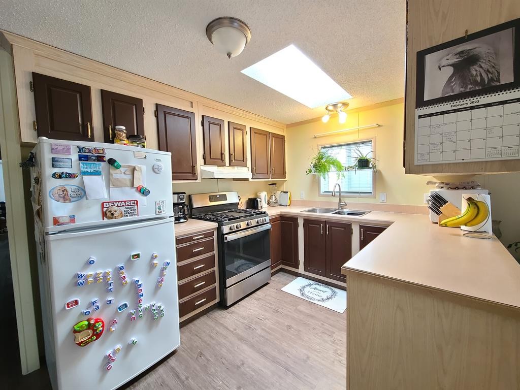 9909 80 Avenue, Peace River, AB - Indoor Photo Showing Kitchen With Double Sink