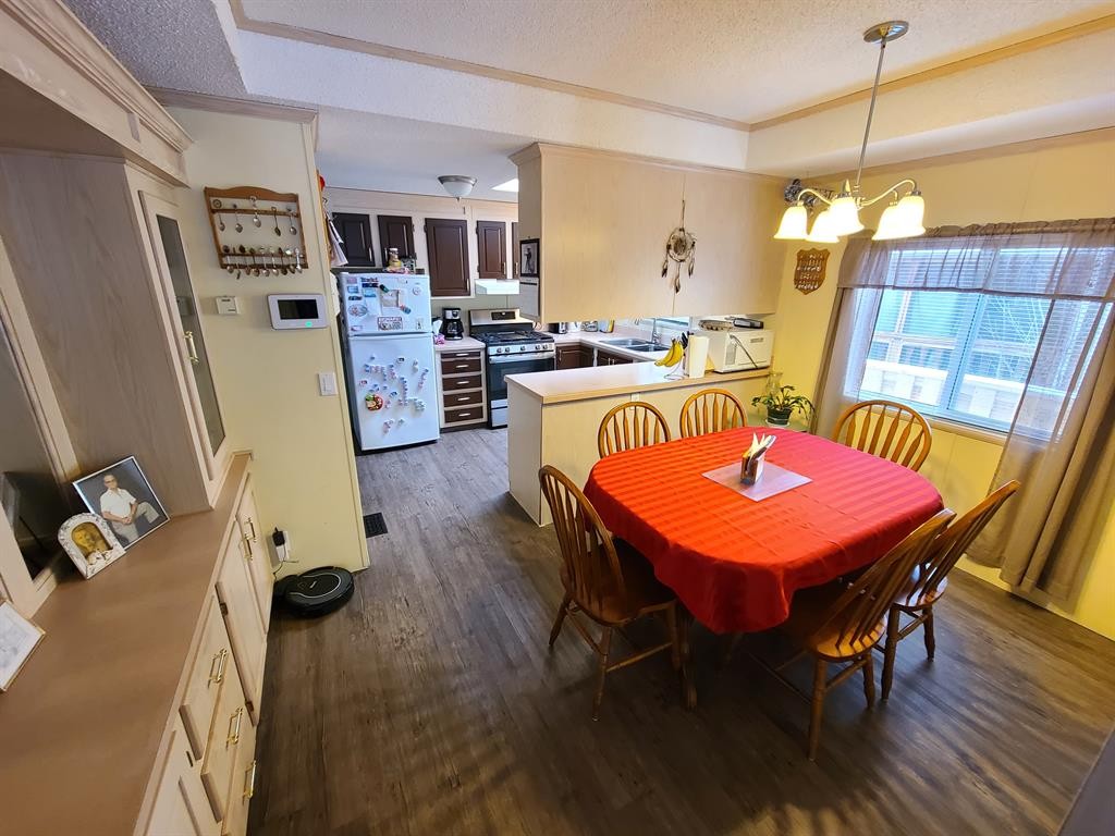 9909 80 Avenue, Peace River, AB - Indoor Photo Showing Dining Room