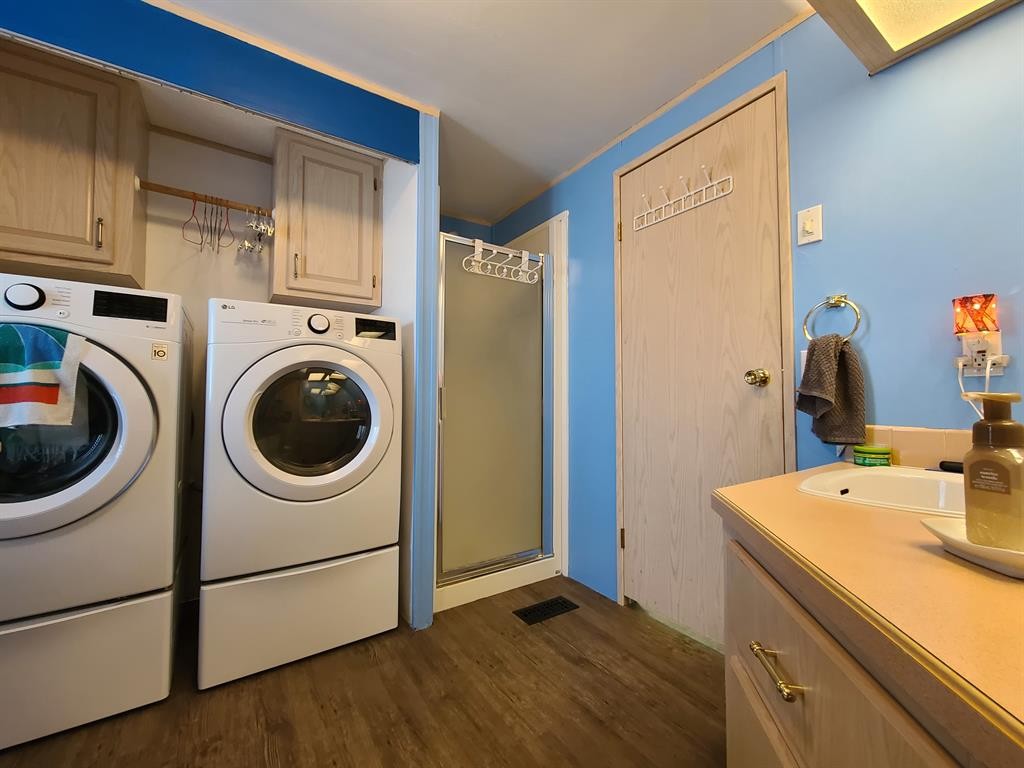 9909 80 Avenue, Peace River, AB - Indoor Photo Showing Laundry Room