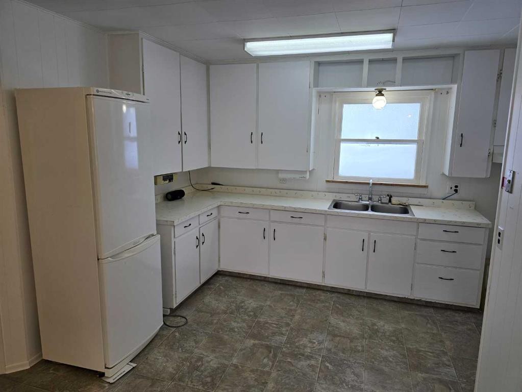 5208 55 Avenue, Grimshaw, AB - Indoor Photo Showing Kitchen With Double Sink