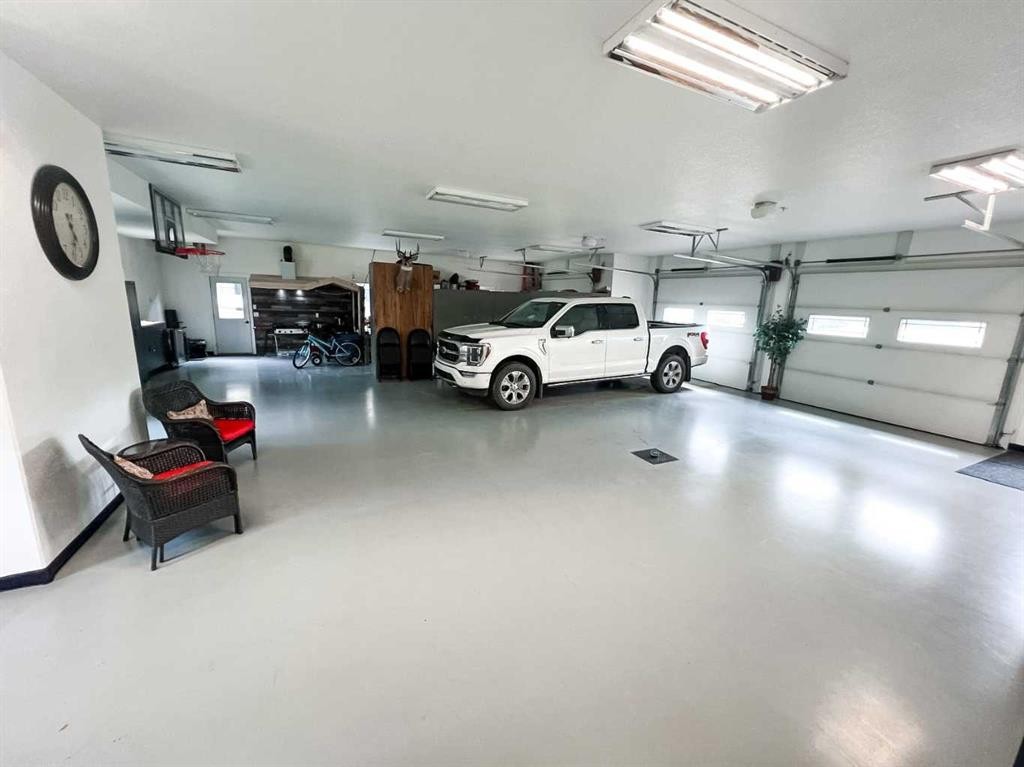 9110 100 Ave, La Crete, AB - Indoor Photo Showing Garage