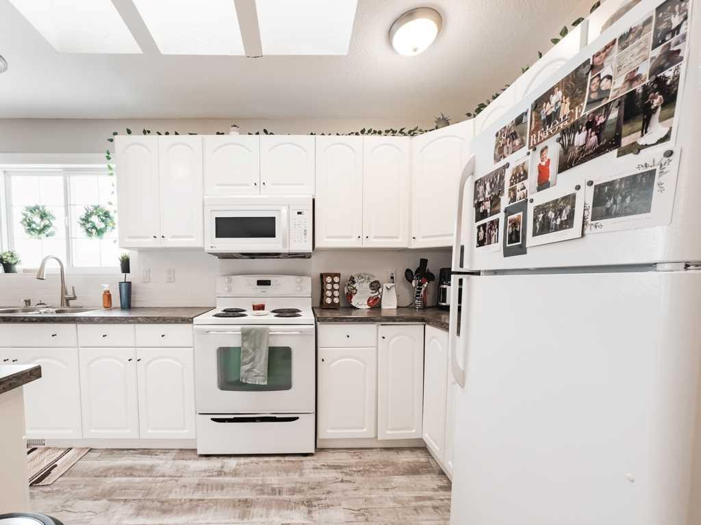10705 101 Avenue, La Crete, AB - Indoor Photo Showing Kitchen