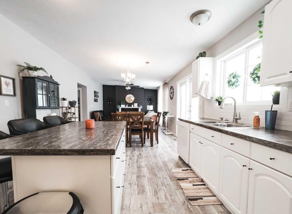 10705 101 Avenue, La Crete, AB - Indoor Photo Showing Kitchen