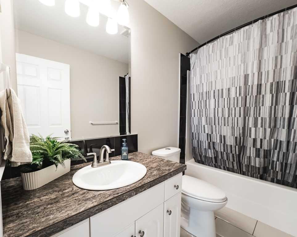 10705 101 Avenue, La Crete, AB - Indoor Photo Showing Bathroom