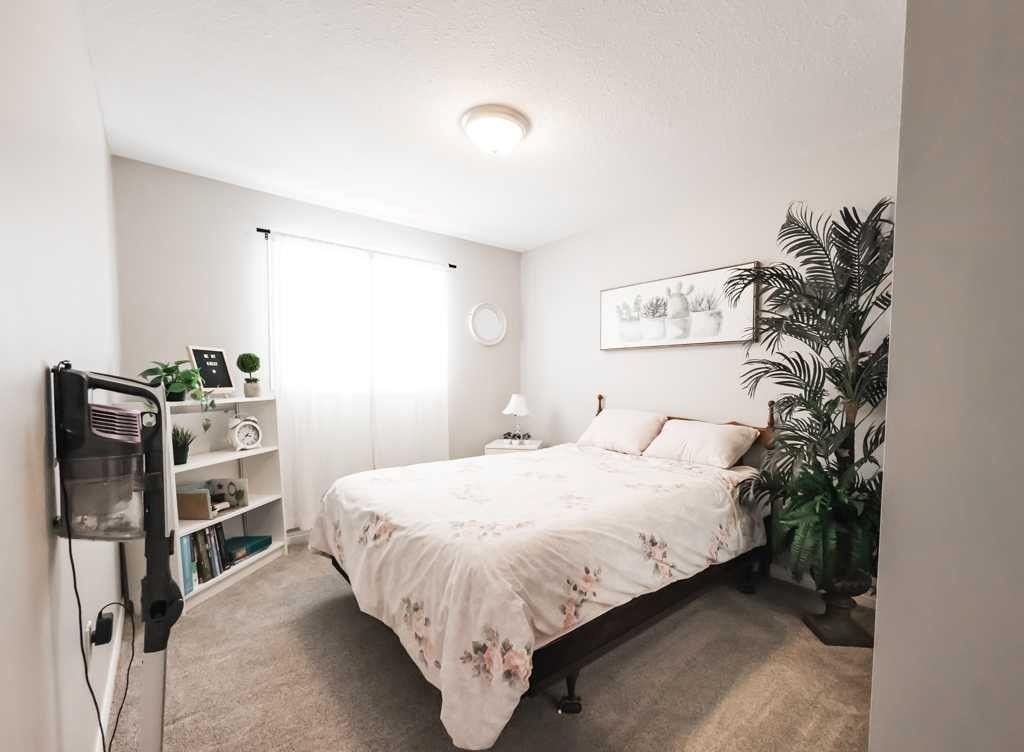 10705 101 Avenue, La Crete, AB - Indoor Photo Showing Bedroom