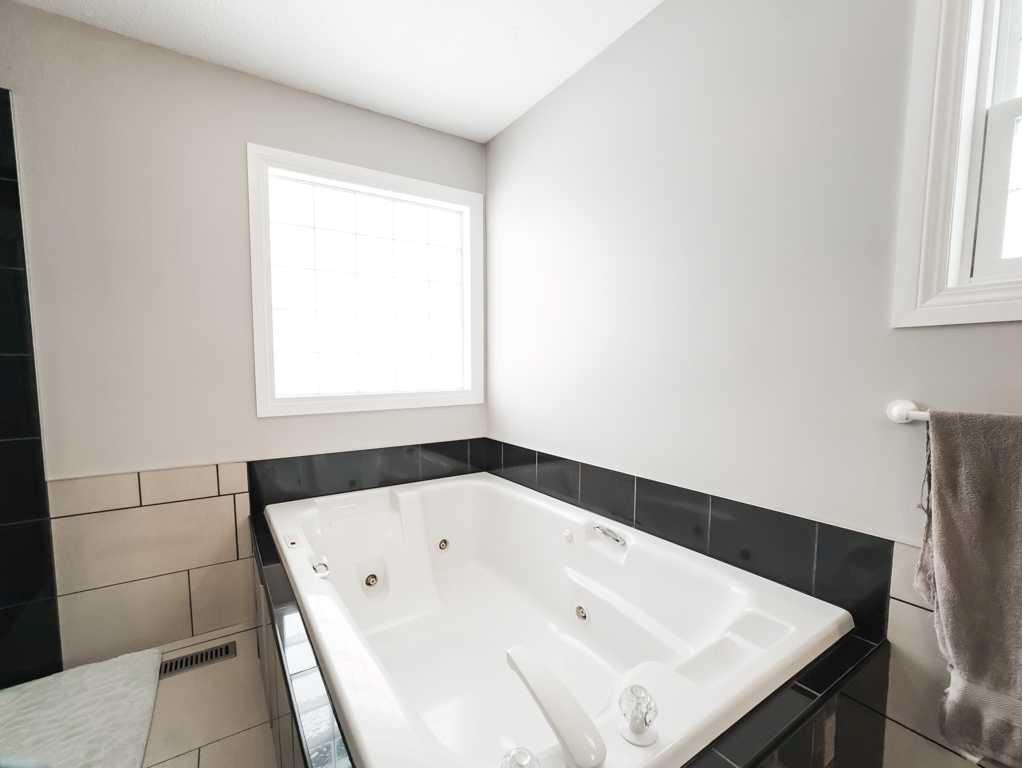 10705 101 Avenue, La Crete, AB - Indoor Photo Showing Bathroom