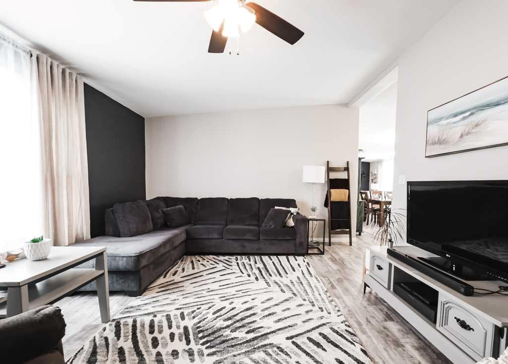 10705 101 Avenue, La Crete, AB - Indoor Photo Showing Living Room