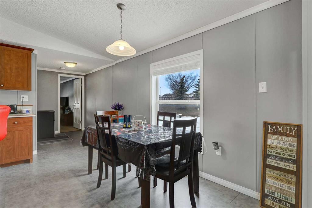 8930 89St, Grande Prairie, AB - Indoor Photo Showing Dining Room