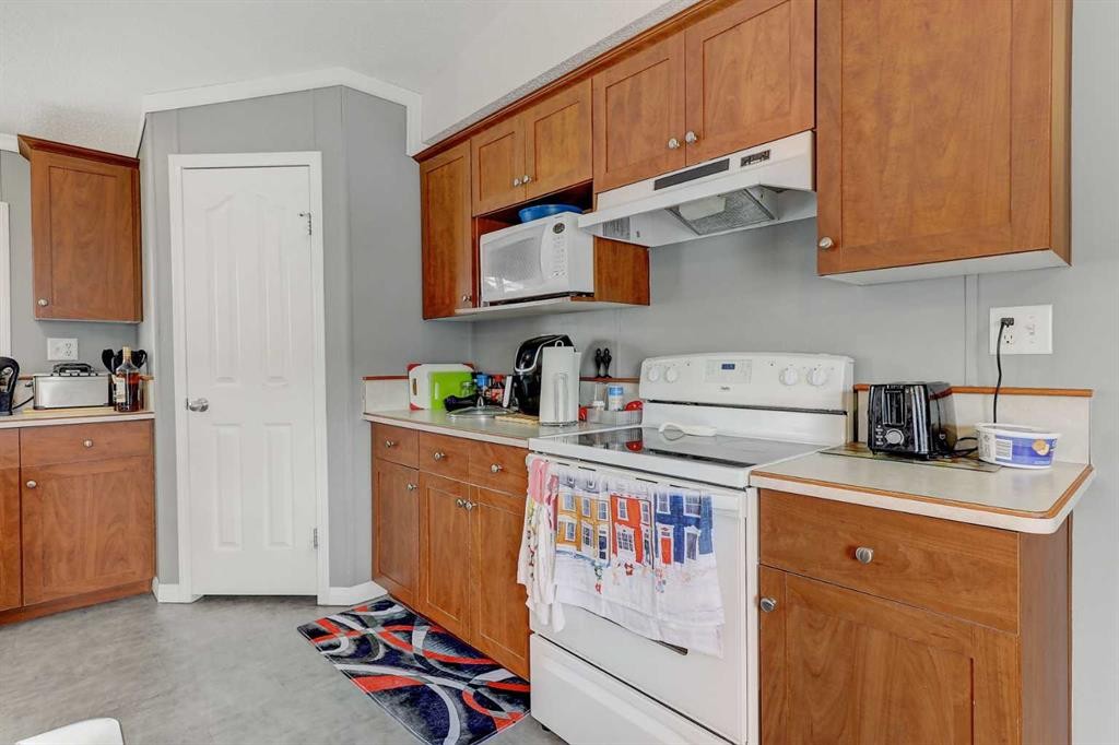 8930 89St, Grande Prairie, AB - Indoor Photo Showing Kitchen