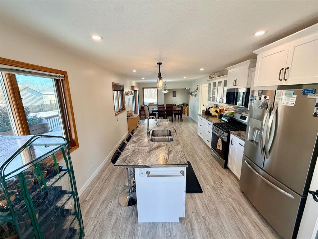 9202 95 Ave, La Crete, AB - Indoor Photo Showing Kitchen With Double Sink With Upgraded Kitchen