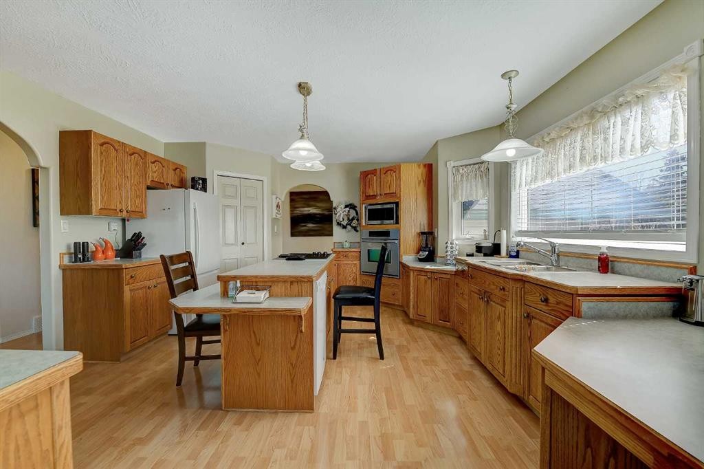 308 11Th Avenue, Beaverlodge, AB - Indoor Photo Showing Kitchen With Double Sink