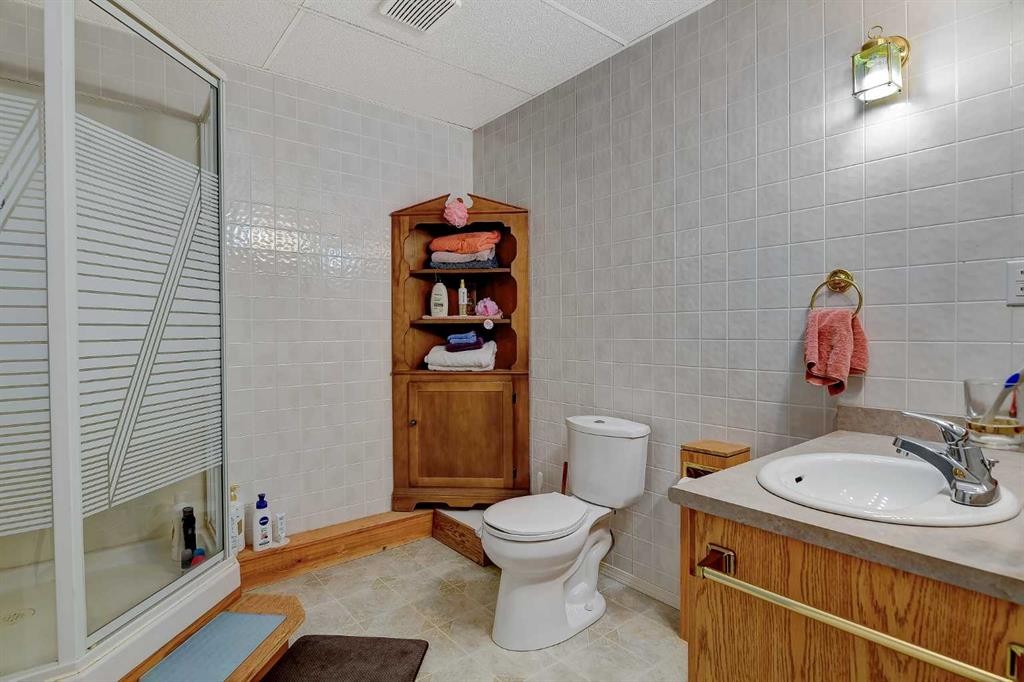 308 11Th Avenue, Beaverlodge, AB - Indoor Photo Showing Bathroom