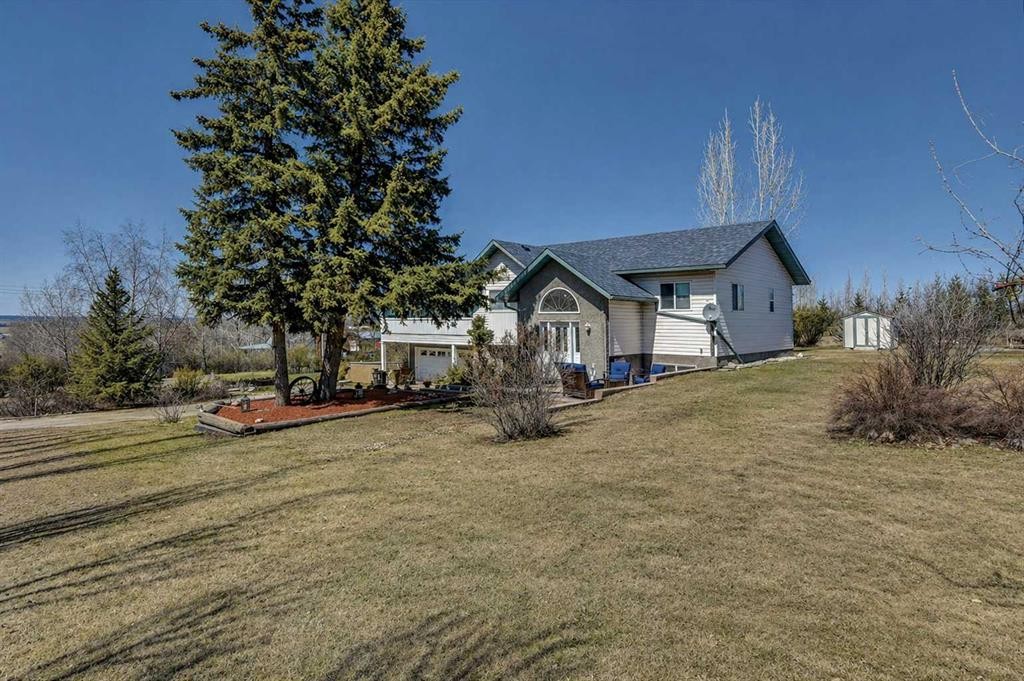 308 11Th Avenue, Beaverlodge, AB - Outdoor