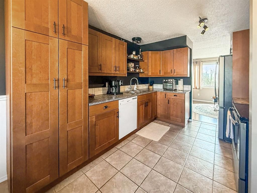 49 97Th Avenue, Grande Cache, AB - Indoor Photo Showing Kitchen