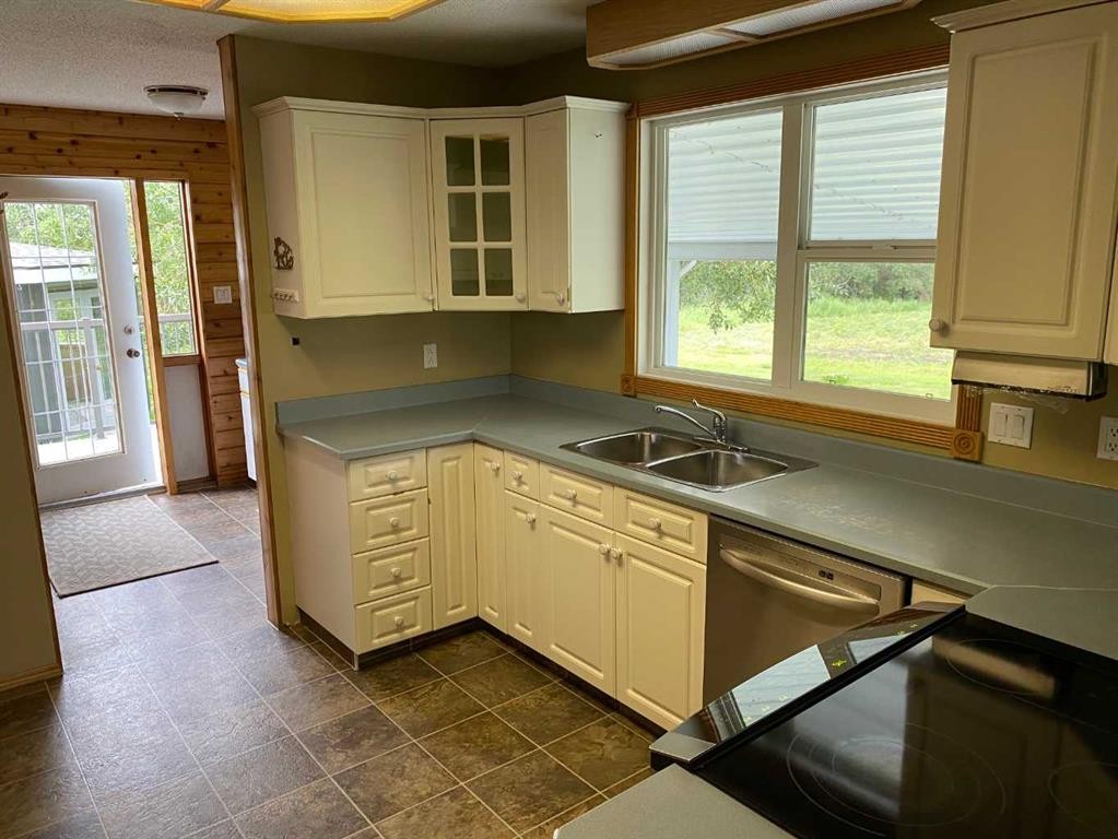 60037 Twp Rd 725, Clairmont, AB - Indoor Photo Showing Kitchen With Double Sink