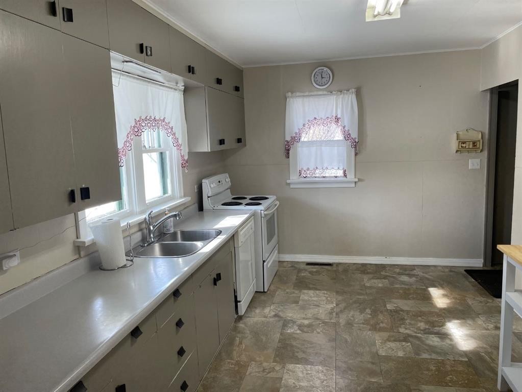 11208 102 Avenue, Fairview, AB - Indoor Photo Showing Kitchen With Double Sink