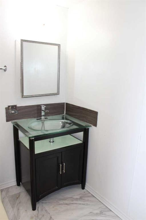 101 7Th Avenue Se, Manning, AB - Indoor Photo Showing Bathroom