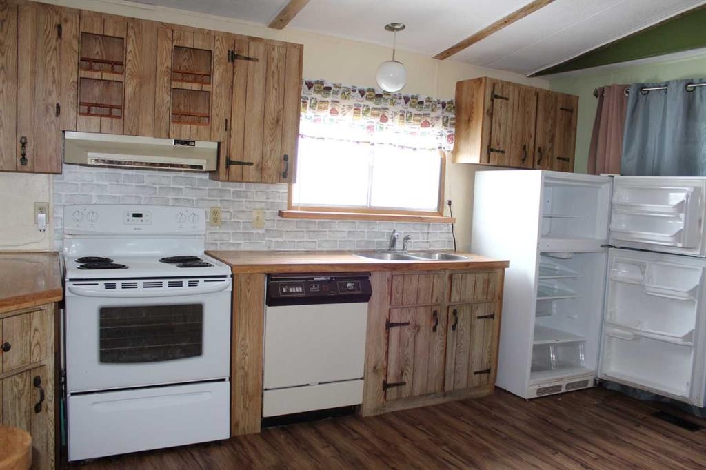 202 7Th Avenue Se, Manning, AB - Indoor Photo Showing Kitchen With Double Sink