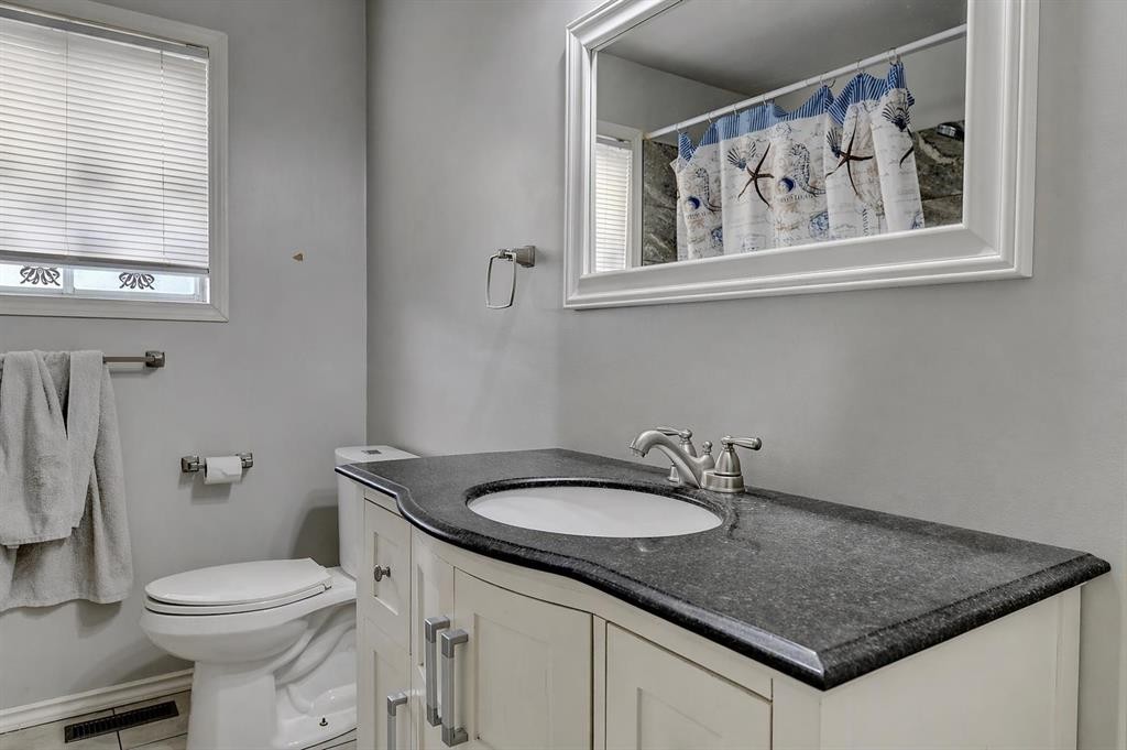 10011 95 Avenue, Wembley, AB - Indoor Photo Showing Bathroom