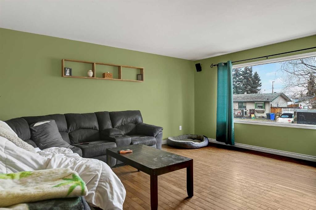 10011 95 Avenue, Wembley, AB - Indoor Photo Showing Living Room