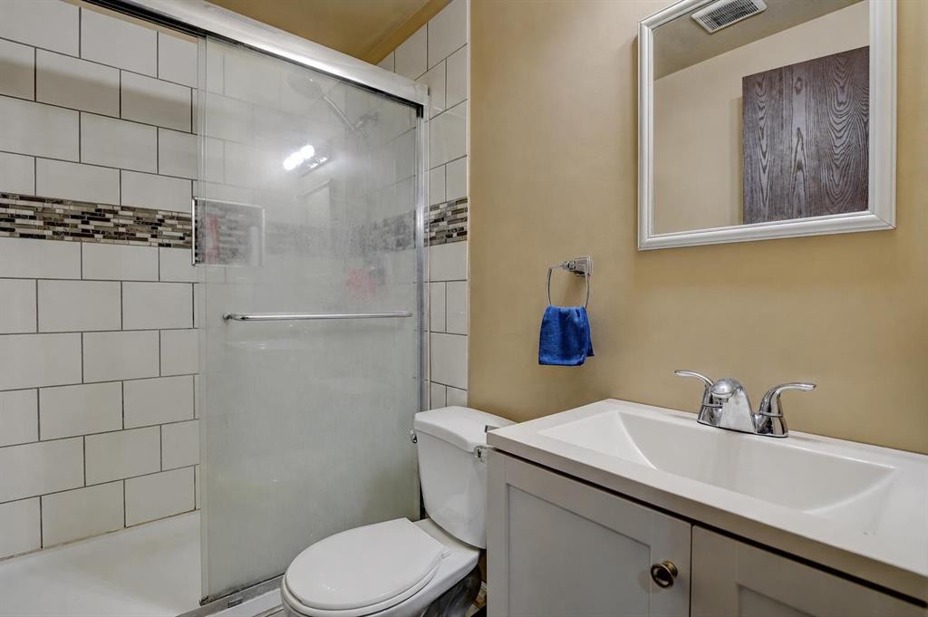 10011 95 Avenue, Wembley, AB - Indoor Photo Showing Bathroom