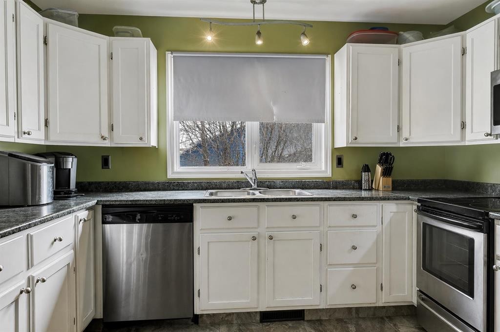 10011 95 Avenue, Wembley, AB - Indoor Photo Showing Kitchen With Double Sink
