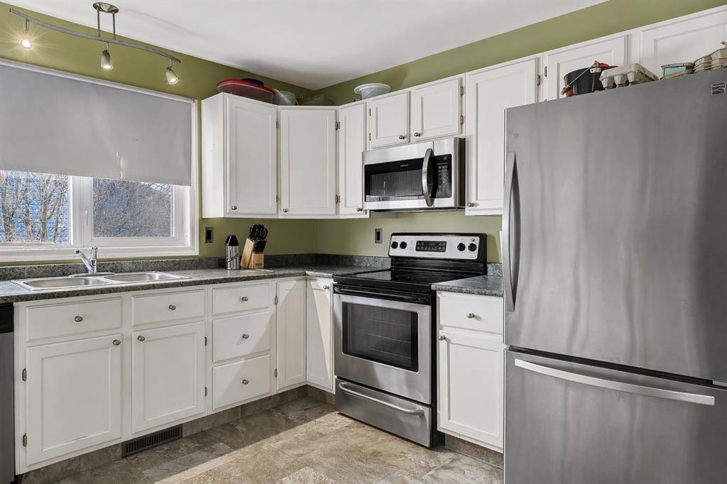 10011 95 Avenue, Wembley, AB - Indoor Photo Showing Kitchen With Double Sink