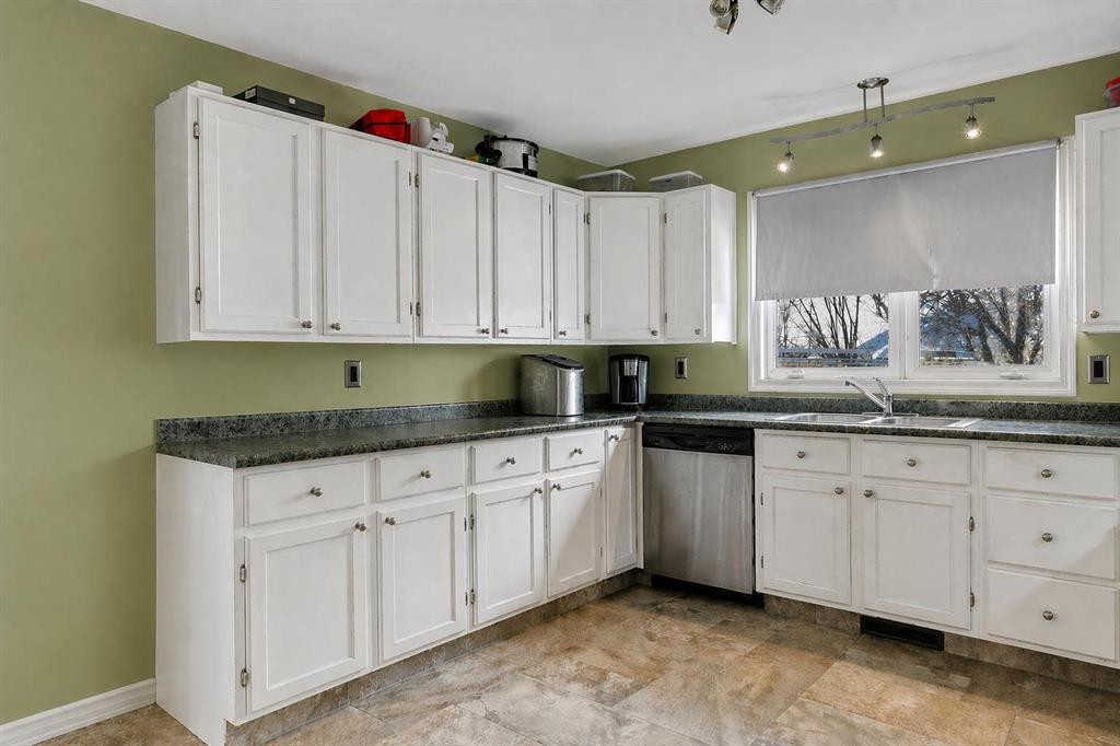 10011 95 Avenue, Wembley, AB - Indoor Photo Showing Kitchen