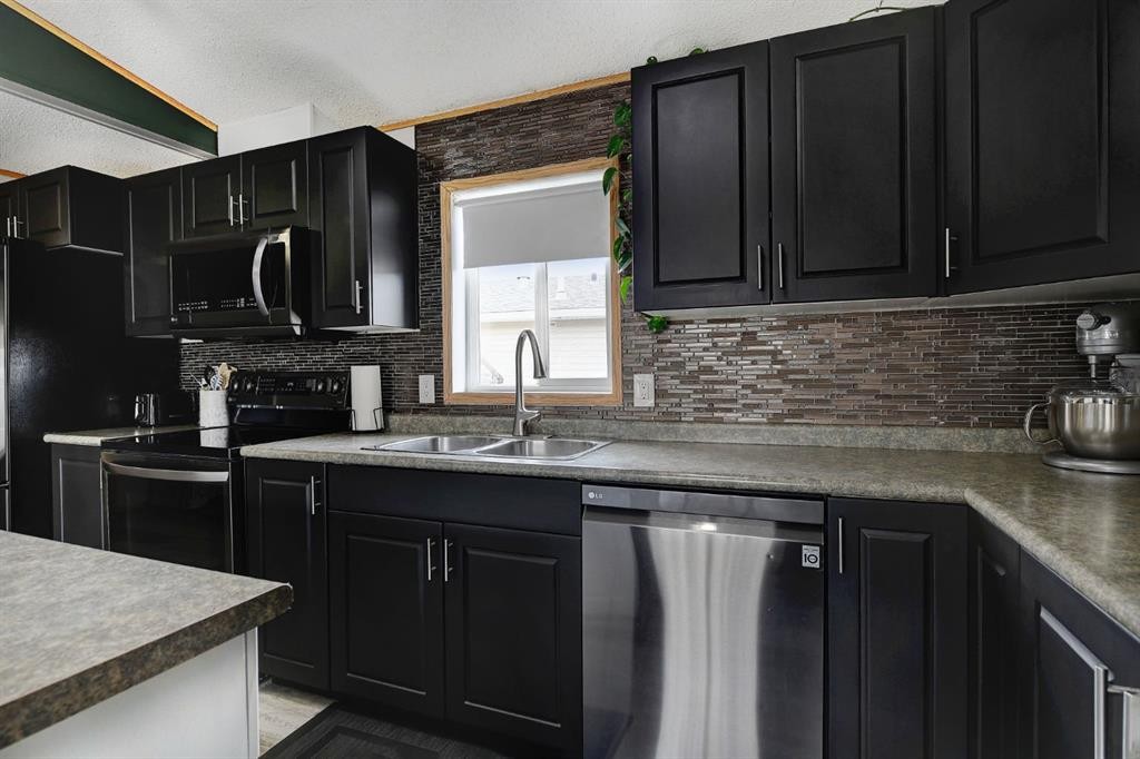 9517 111 Avenue, Clairmont, AB - Indoor Photo Showing Kitchen With Double Sink With Upgraded Kitchen