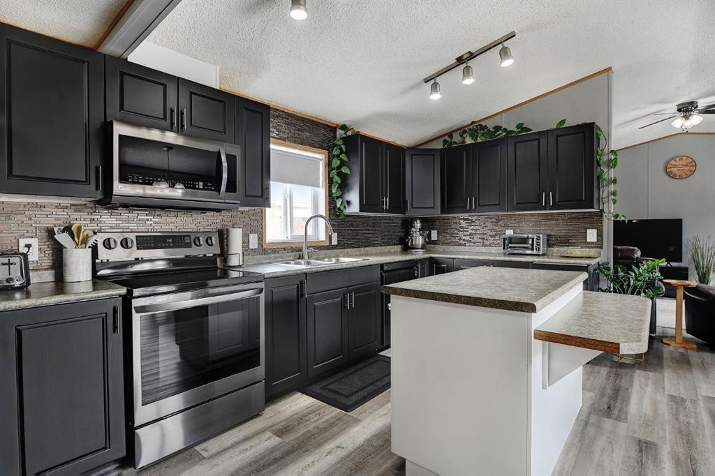 9517 111 Avenue, Clairmont, AB - Indoor Photo Showing Kitchen