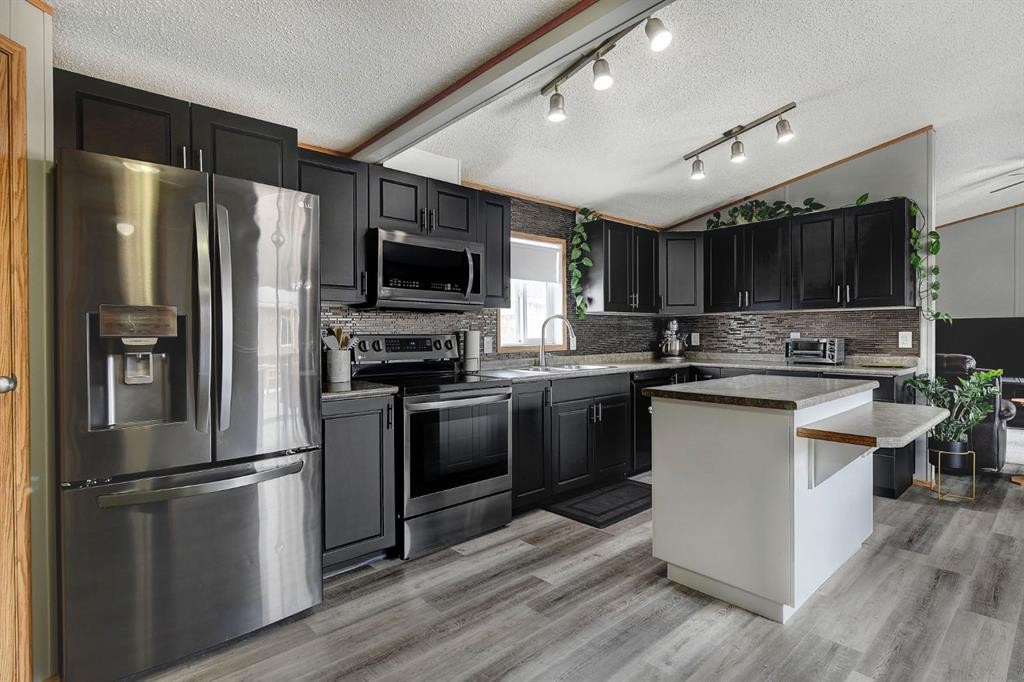 9517 111 Avenue, Clairmont, AB - Indoor Photo Showing Kitchen With Upgraded Kitchen