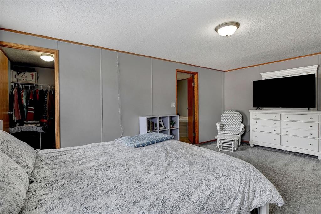9517 111 Avenue, Clairmont, AB - Indoor Photo Showing Bedroom