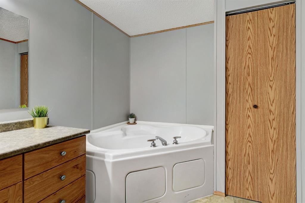 9517 111 Avenue, Clairmont, AB - Indoor