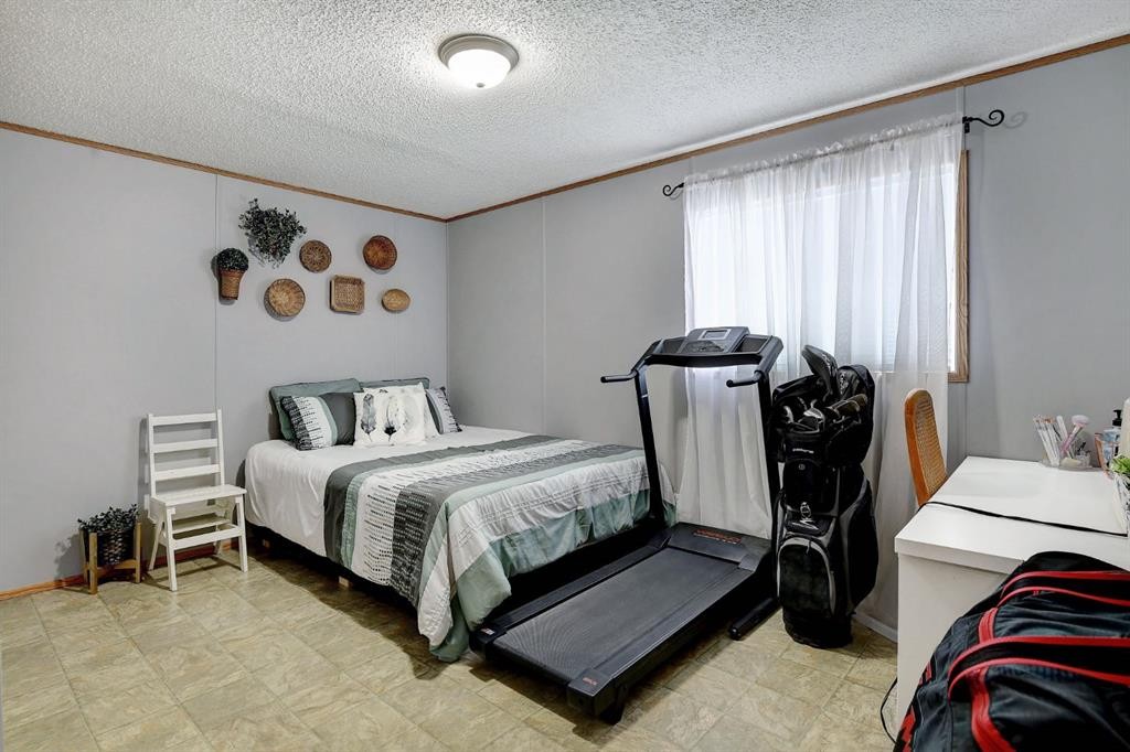 9517 111 Avenue, Clairmont, AB - Indoor Photo Showing Bedroom