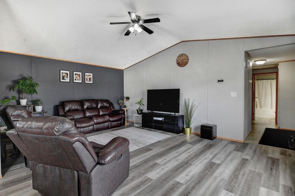 9517 111 Avenue, Clairmont, AB - Indoor Photo Showing Living Room