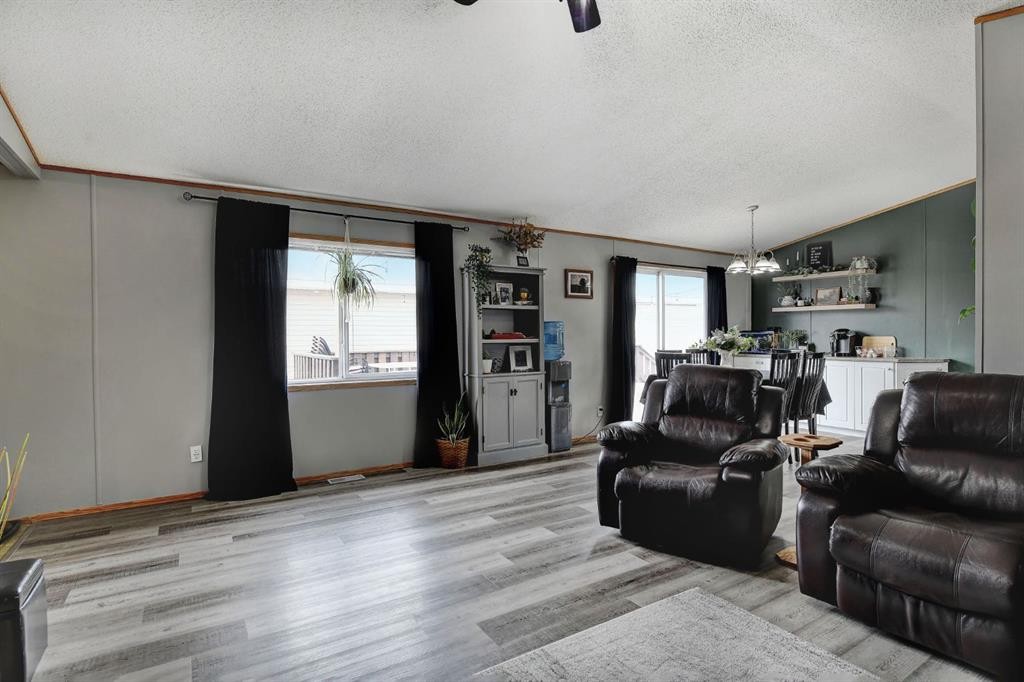 9517 111 Avenue, Clairmont, AB - Indoor Photo Showing Living Room