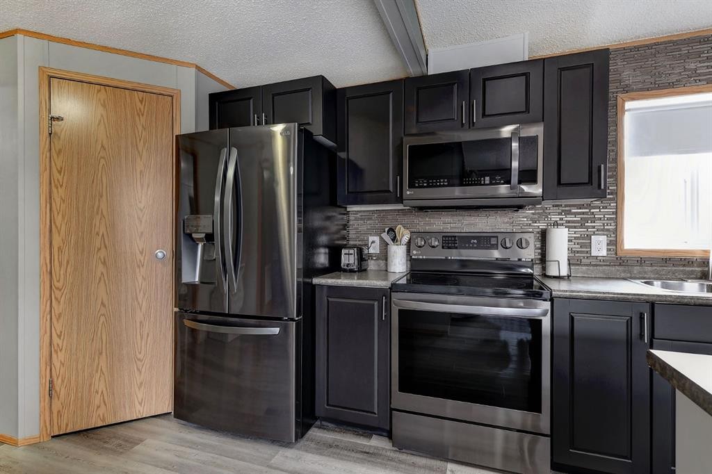 9517 111 Avenue, Clairmont, AB - Indoor Photo Showing Kitchen