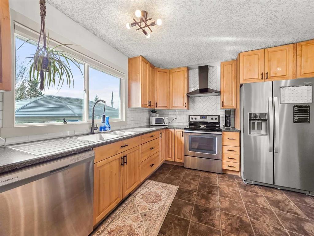 10833 99 Avenue, Grande Cache, AB - Indoor Photo Showing Kitchen