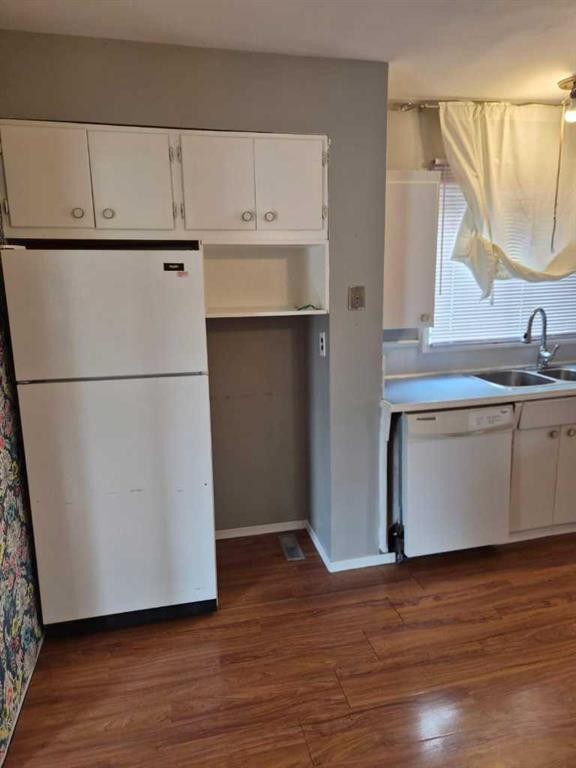 707 3 Avenue, Beaverlodge, AB - Indoor Photo Showing Kitchen With Double Sink