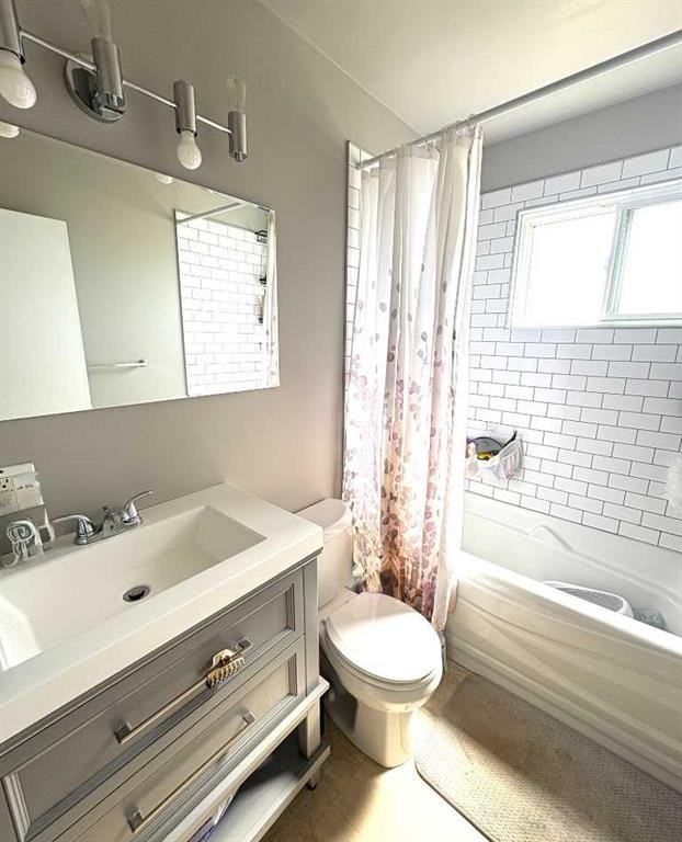 9523 89 Avenue, Peace River, AB - Indoor Photo Showing Bathroom