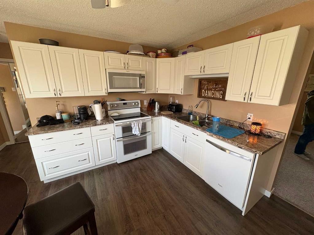 4715 47 Avenue, Grimshaw, AB - Indoor Photo Showing Kitchen With Double Sink