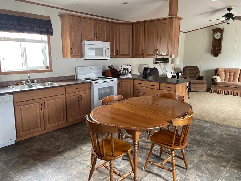 10305 101 Street, Fairview, AB - Indoor Photo Showing Kitchen With Double Sink
