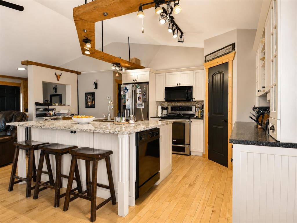 14-71332 Range Road 262, Ridgevalley, AB - Indoor Photo Showing Kitchen With Upgraded Kitchen