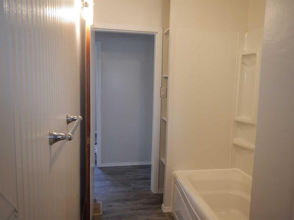 10829 106 Avenue, Fairview, AB - Indoor Photo Showing Bathroom